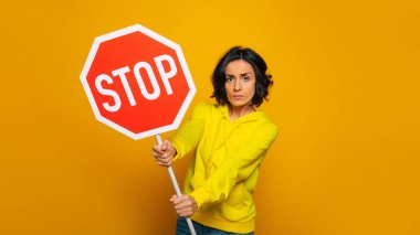 Bunu görmüyor musun? Sarı kapüşonlu, elinde 