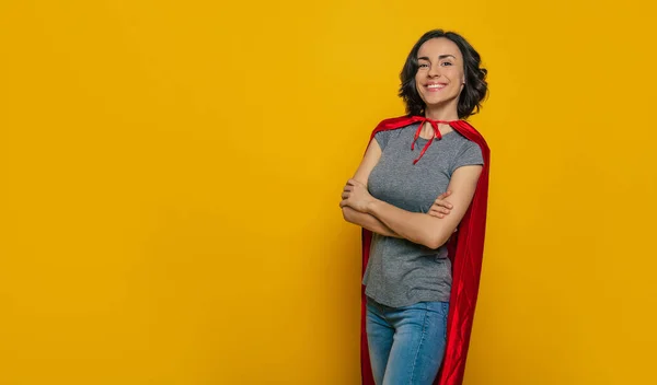 Счастлив Героем Полудлинная Фотография Молодой Красивой Девушки Красном Плаще Супермена — стоковое фото