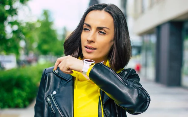 Tecnologías Modernas Una Foto Media Longitud Una Mujer Joven Calle — Foto de Stock