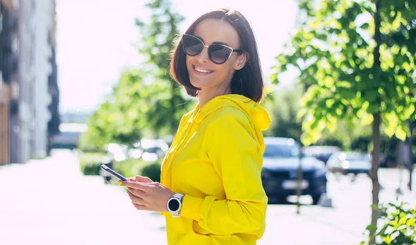 Miejska Dziewczyna Półdługie Zdjęcie Atrakcyjnej Uśmiechniętej Dziewczyny Żółtej Bluzie Kapturem — Zdjęcie stockowe