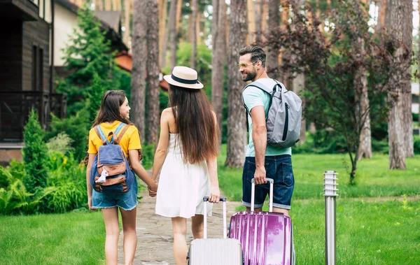 Instalarse Hotel Cerca Bosque Una Foto Media Duración Una Familia — Foto de Stock