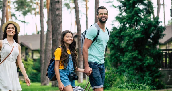 Kırsalda bir otele gidiyorum. Bir ailenin yarım boy fotoğrafı, ormandaki otellerine gidiyor, baba kızı tarafından yönetiliyor, anne ise arkalarından yürüyor..