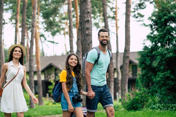 Kırsalda bir otele gidiyorum. Bir ailenin yarım boy fotoğrafı, ormandaki otellerine gidiyor, ellerini tutuyor, gülümsüyor, bu otele yerleşmeye hazır..