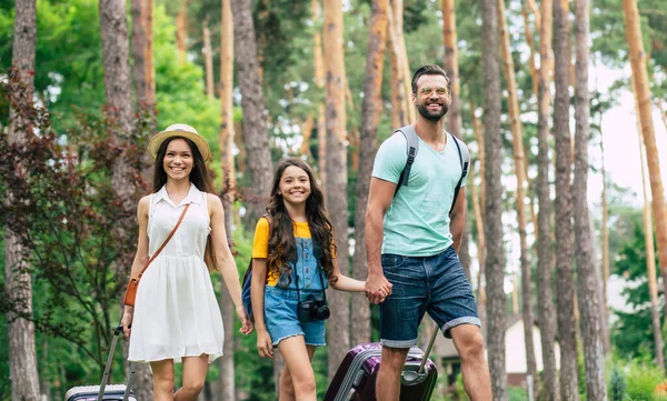 Comienza Viaje Familia Una Foto Media Duración Una Familia Feliz — Foto de Stock