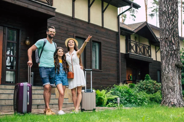 Foto Una Hermosa Familia Turística Joven Vacaciones Mientras Están Pie — Foto de Stock