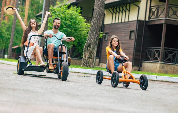 Σύγχρονη Ευτυχισμένη Νεαρή Τουριστική Οικογένεια Για Διακοπές Ιππασία Ποδήλατα Και — Φωτογραφία Αρχείου