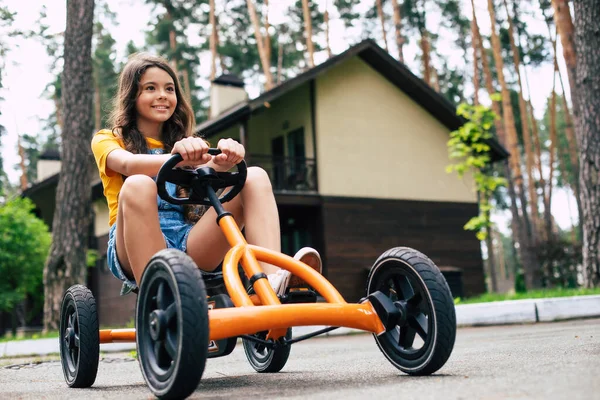 Uma Linda Menina Feliz Férias Está Andando Bicicleta Divertir Acampamento — Fotografia de Stock