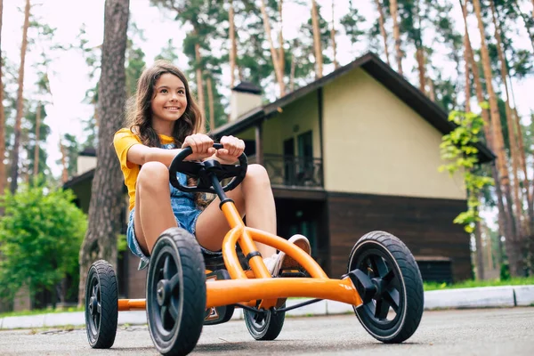 Uma Linda Menina Feliz Férias Está Andando Bicicleta Divertir Acampamento — Fotografia de Stock