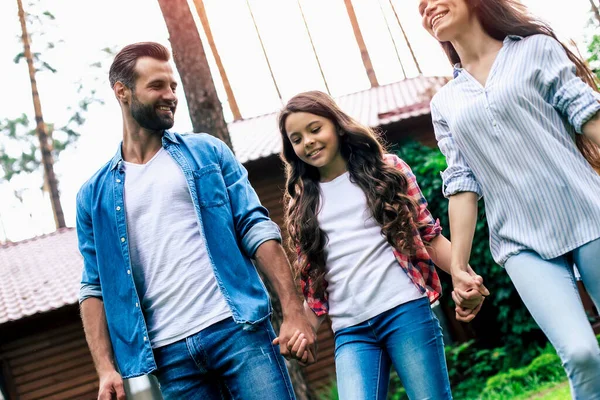 Jonge Gelukkige Moderne Ouders Met Een Leuke Dochter Lopen Buiten — Stockfoto