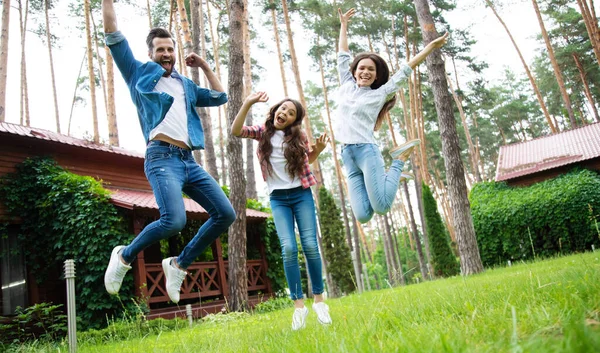 Jovens Família Feliz Animado Estão Divertindo Pulando Juntos Fundos Casa — Fotografia de Stock