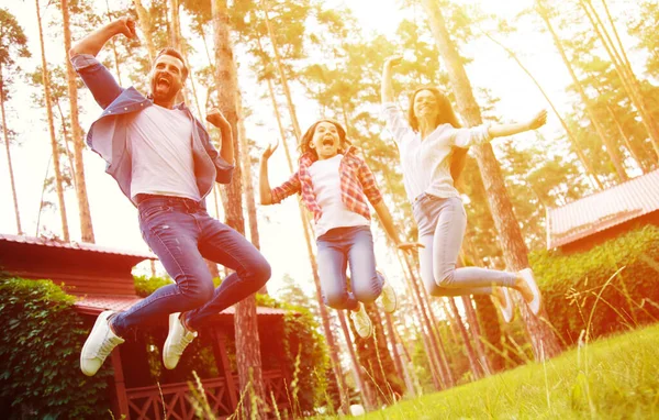 Jong Gelukkig Opgewonden Familie Hebben Plezier Springen Samen Voorstedelijke Huis — Stockfoto