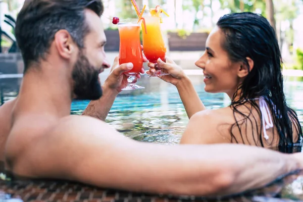 在暑假期间 快乐的情侣们正在游泳池里休息 — 图库照片