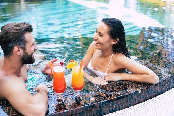 Casal Alegre Amor Estão Descansando Uma Piscina Enquanto Férias Verão — Fotografia de Stock