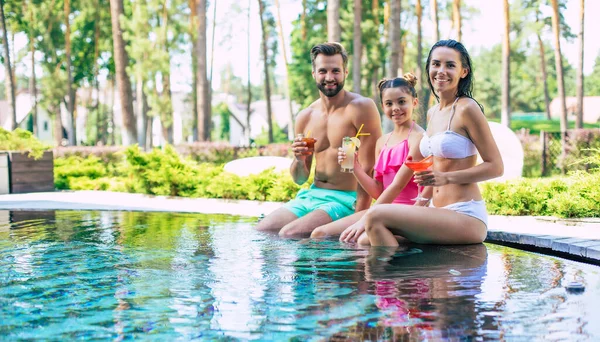 Emocionado Feliz Familia Joven Moderna Piscina Verano Durante Unas Vacaciones —  Fotos de Stock