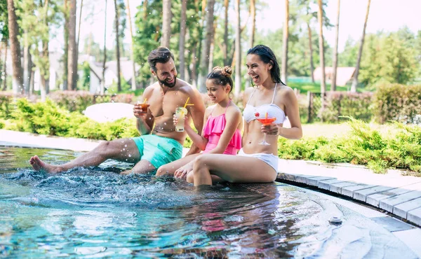 Excitada Feliz Moderna Bela Família Jovem Piscina Verão Durante Férias — Fotografia de Stock