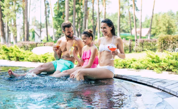 Nadšený Šťastný Moderní Krásné Mladé Rodiny Letním Bazénu Během Dovolené — Stock fotografie