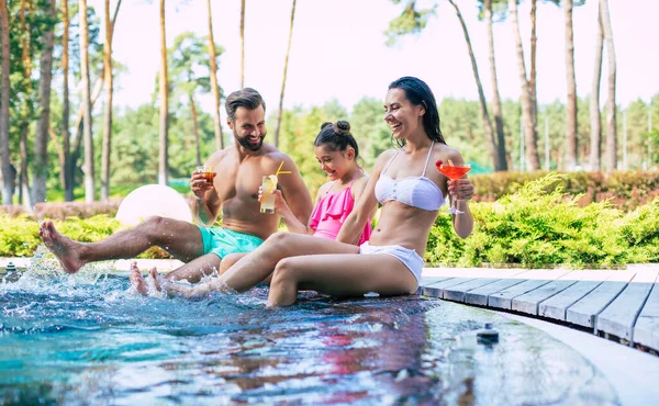 Excitada Feliz Moderna Bela Família Jovem Piscina Verão Durante Férias — Fotografia de Stock