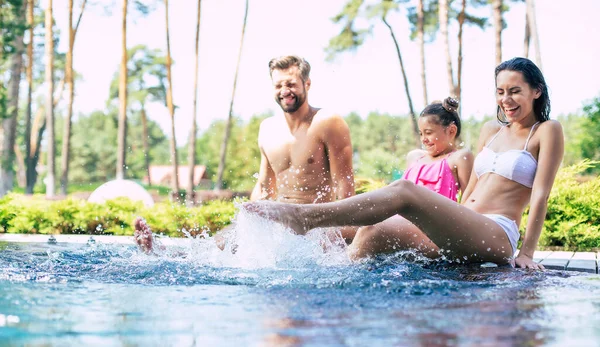 在暑假期间 兴奋快乐的现代美丽家庭在游泳池里玩得很开心 — 图库照片