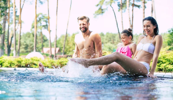 Aufgeregt Und Glücklich Moderne Schöne Familie Haben Spaß Schwimmbad Während — Stockfoto