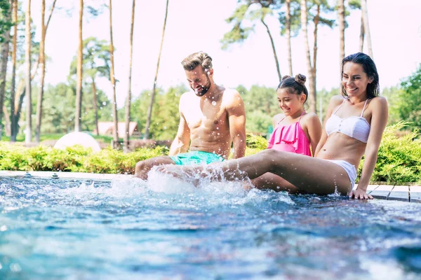 Emocionada Feliz Familia Hermosa Moderna Divierten Piscina Mientras Que Las —  Fotos de Stock