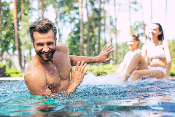 Aufgeregt Und Glücklich Moderne Schöne Familie Haben Spaß Schwimmbad Während — Stockfoto