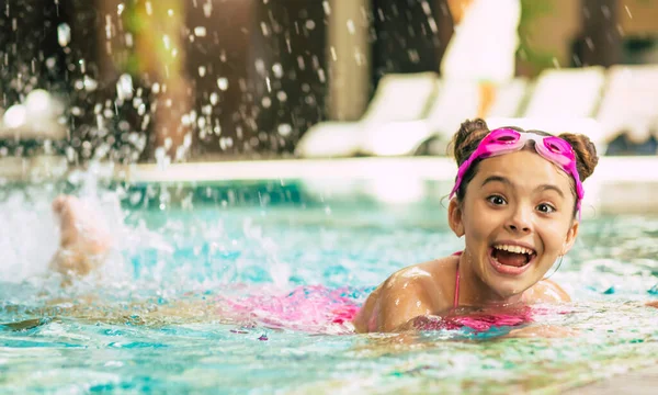 Gelukkig Mooi Klein Lachend Meisje Bril Badpak Het Zwembad Heeft — Stockfoto
