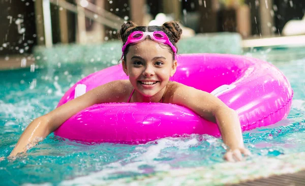 Niña Sonriente Con Gafas De Natación En La Piscina. Niños Jugando En La  Piscina En Verano Fotos, retratos, imágenes y fotografía de archivo libres  de derecho. Image 189414416