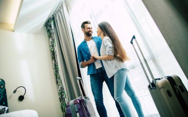 Genç, güzel, mutlu ve mutlu bir çift tatil sırasında modern bir otelde bavullara aşık oluyor.