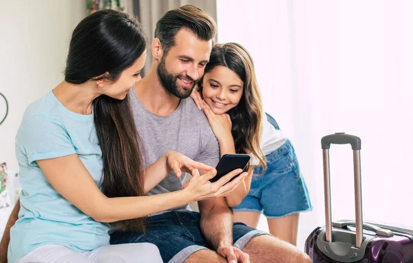 Wielka Szczęśliwa Podekscytowana Rodzina Turystyczna Korzysta Smartfona Siedząc Łóżku Pokoju — Zdjęcie stockowe