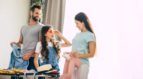 Linda Jovem Família Feliz Animado Quarto Hotel Luxo Enquanto Desembalando — Fotografia de Stock