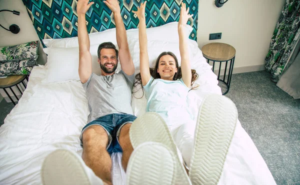 Heyecanlı Mutlu Çiftin Bir Otel Odasındaki Yatakta Yatıp Birlikte Eğlendiğini — Stok fotoğraf