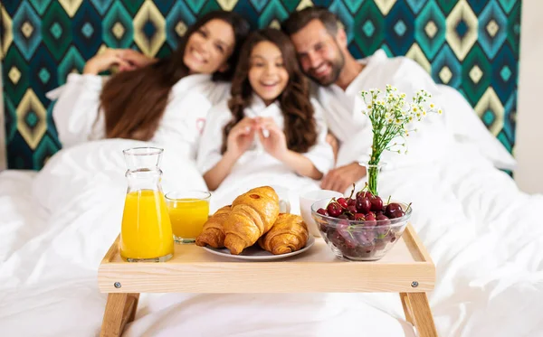 Щаслива Молода Красива Сім Халатах Приймає Ранковий Сніданок Розкішному Готельному — стокове фото