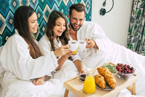 Glückliche Junge Schöne Familien Bademänteln Frühstücken Morgens Einem Luxuriösen Hotelzimmer — Stockfoto