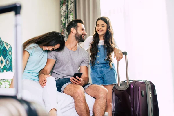 Wielka Szczęśliwa Podekscytowana Rodzina Turystyczna Korzysta Smartfona Siedząc Łóżku Pokoju — Zdjęcie stockowe