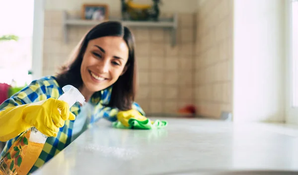 Feliz Hermosa Mujer Joven Con Guantes Amarillos Está Limpiando Cocina — Foto de Stock