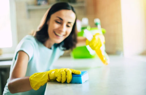 Jovem Bonita Feliz Luvas Amarelas Está Limpando Cozinha Com Equipamentos — Fotografia de Stock