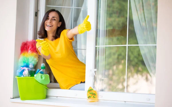 Mulher Feliz Jovem Bonita Está Usando Espanador Spray Limpar Uma — Fotografia de Stock