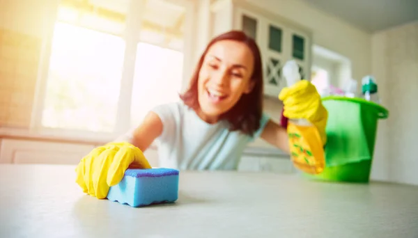 Sarı Eldivenli Mutlu Genç Bayan Özel Ekipman Spreyle Mutfağı Temizliyor — Stok fotoğraf