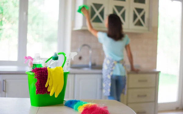 Sarı Eldivenli Mutlu Genç Bayan Özel Ekipman Spreyle Mutfağı Temizliyor — Stok fotoğraf