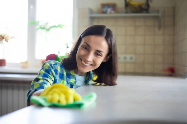 Gelukkig Mooie Jonge Vrouw Gele Handschoenen Het Reinigen Van Keuken — Stockfoto