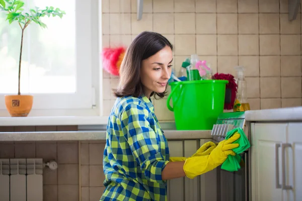 Hermosa Mujer Joven Ropa Casual Está Limpiando Estufa Eléctrica Cocina —  Fotos de Stock