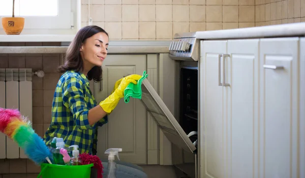 Giyim Kuşamında Güzel Bir Kadın Evini Temizlerken Mutfakta Elektrikli Soba — Stok fotoğraf