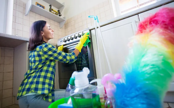 Giyim Kuşamında Güzel Bir Kadın Evini Temizlerken Mutfakta Elektrikli Soba — Stok fotoğraf