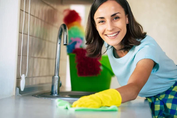 Jovem Mulher Bonita Feliz Luvas Amarelas Está Limpando Sua Cozinha — Fotografia de Stock