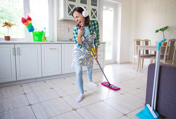 Emocionada Feliz Joven Hermosa Delantal Está Limpiando Suelo Cocina Casa — Foto de Stock