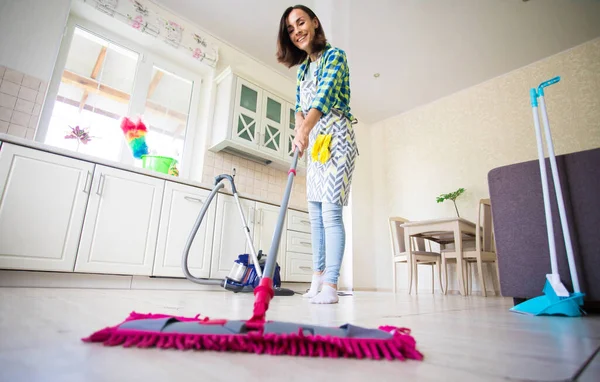 Emocionada Feliz Joven Hermosa Delantal Está Limpiando Suelo Cocina Casa — Foto de Stock