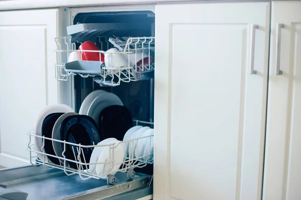 Foto Diferentes Talheres Máquina Lavar Louça Após Trabalho Cozinha Doméstica — Fotografia de Stock