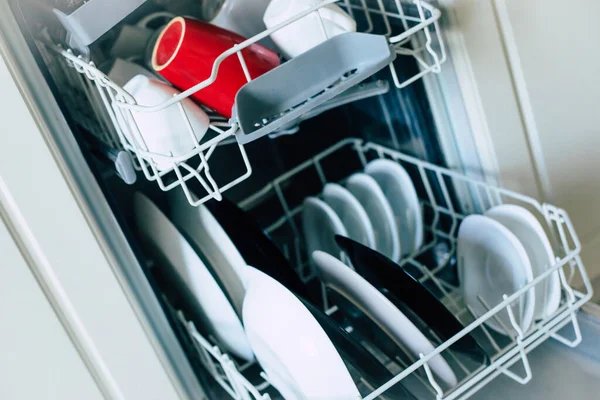 Foto Diferentes Talheres Máquina Lavar Louça Após Trabalho Cozinha Doméstica — Fotografia de Stock