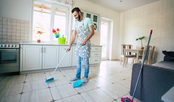 Feliz Joven Barba Guapo Hombre Está Limpiando Suelo Cocina Doméstica — Foto de Stock