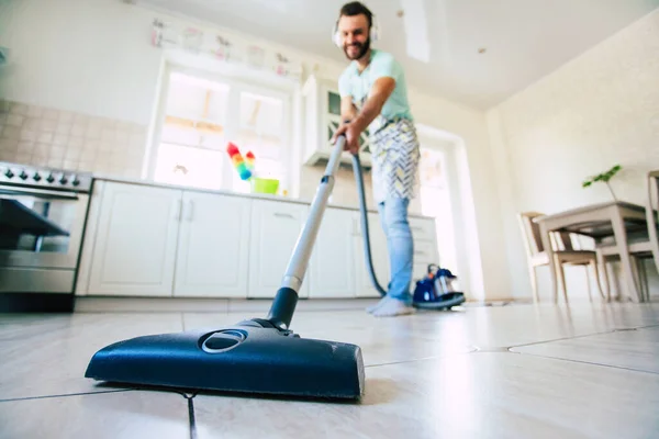 Gelukkig Knappe Jonge Baard Man Het Schoonmaken Van Vloer Huishoudelijke — Stockfoto